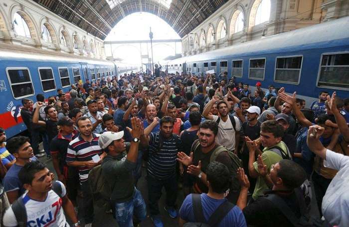 Один із залізничних вокзалів Будапешта закритий із-за напливу мігрантів (9 фото)