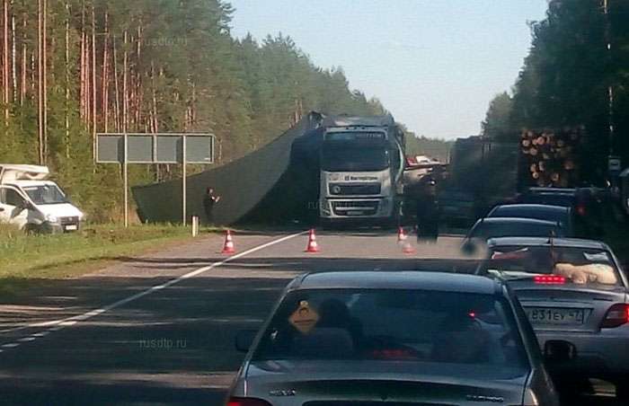 У Ленінградській області на трасі А114 сталося масове ДТП. Є постраждалі (16 фото)