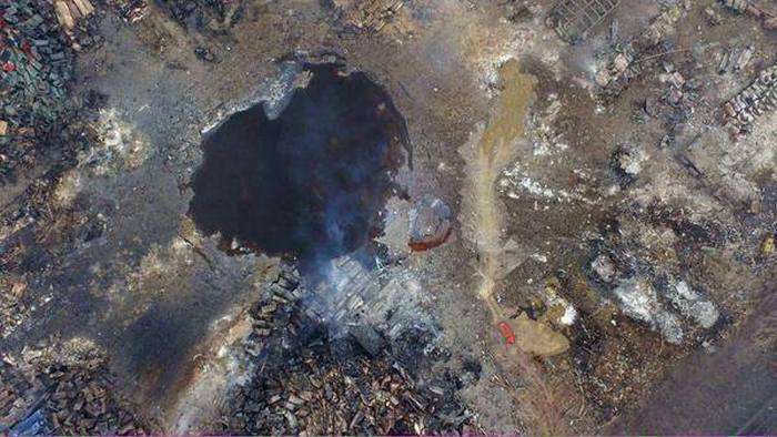 На місці вибуху в Тяньцзіні залишилася гігантська воронка (3 фото)