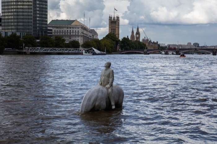 «Прилив» - незвичайна скульптурна композиція на дні Темзи (7 фото)