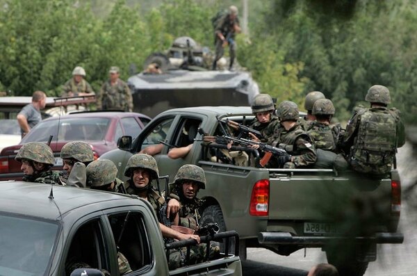 Военная колона Грузии встретила одного солдата РФ. Они думали, что он убежит. новости,события