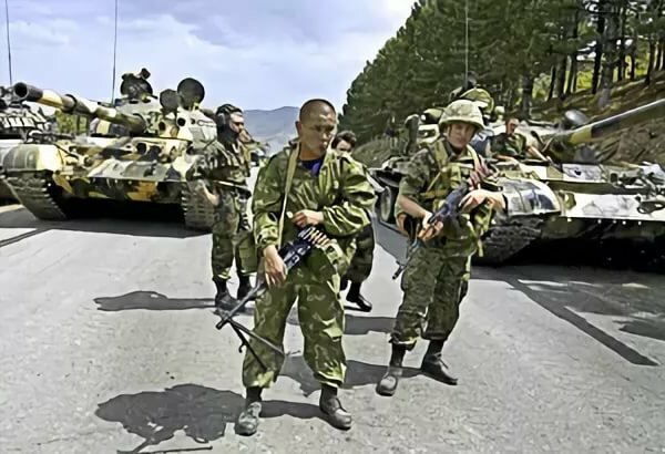 Военная колона Грузии встретила одного солдата РФ. Они думали, что он убежит. новости,события