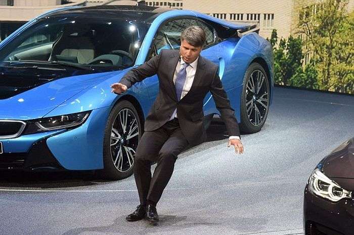 Гендиректор BMW Харальд Крюгер впав в непритомність на відкриття Франкфуртського автосалону (4 фото + відео)