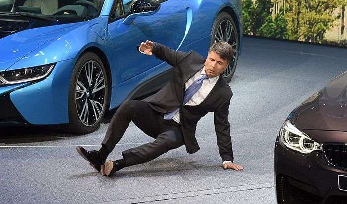 Гендиректор BMW Харальд Крюгер впав в непритомність на відкриття Франкфуртського автосалону (4 фото + відео)