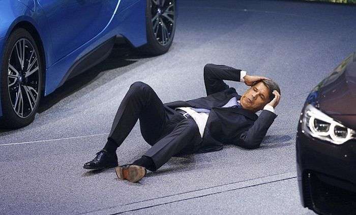 Гендиректор BMW Харальд Крюгер впав в непритомність на відкриття Франкфуртського автосалону (4 фото + відео)
