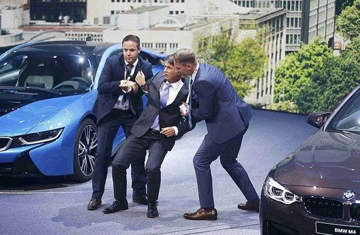 Гендиректор BMW Харальд Крюгер впав в непритомність на відкриття Франкфуртського автосалону (4 фото + відео)