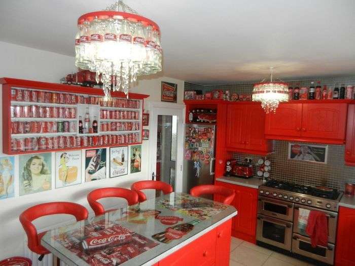 Ірландка перетворила свій будинок в «храм» Coca-Cola (7 фото)