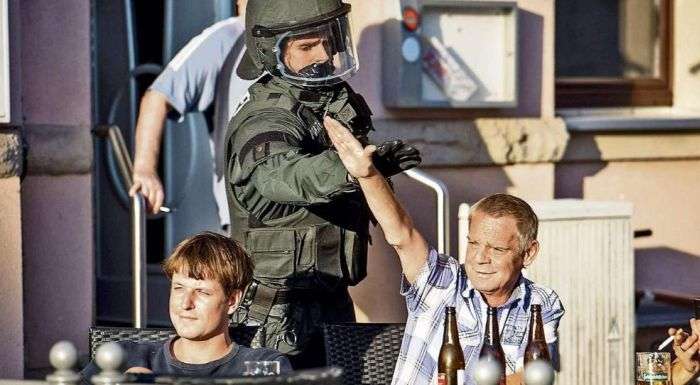 58-річному німцеві загрожує 3 роки вязниці за «зігу» (2 фото)