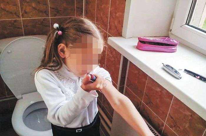 Московську першокласницю відправили робити уколи інсуліну в туалет (фото)