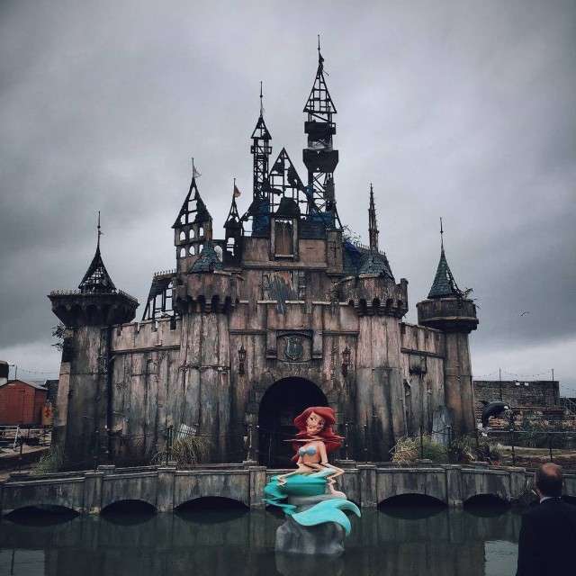 У Великобританії відкрився похмурий «Діснейленд» - Dismaland (21 фото)