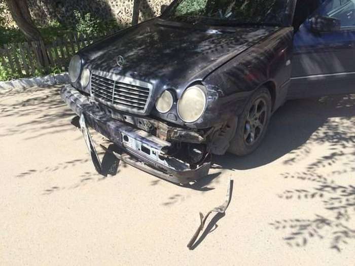Порядна винуватець ДТП без свідків залишив записку (4 фото)