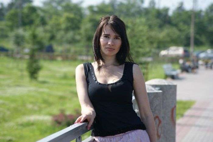 Пітерська художниця Ірина Романовська намалювала грудьми портрети Путіна і Медведєва (6 фото)