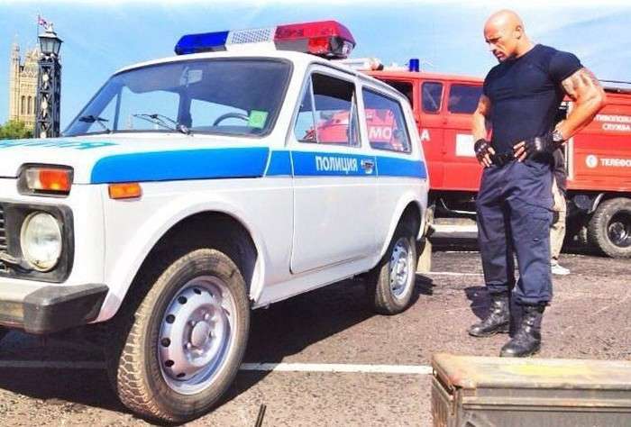 Зірки кіно під час перерви на знімальних майданчиках (60 фото)