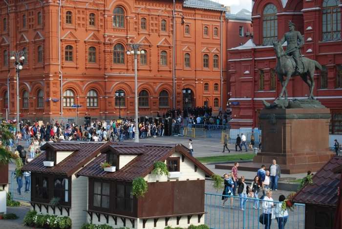 Шахраї в рясах біля стін кремля (19 фото)