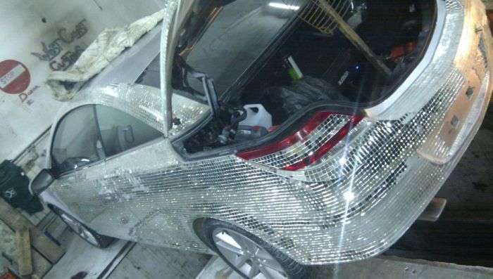 Житель ХМАО инкрустировал свій автомобіль десятками тисяч дзеркал (15 фото)