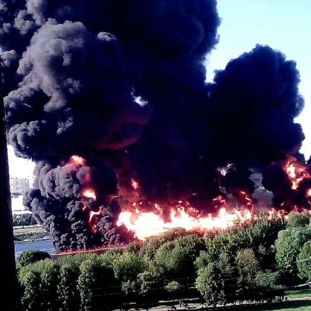 У Москві ліквідували пожежу на поверхні Москви-ріки (10 фото + відео)