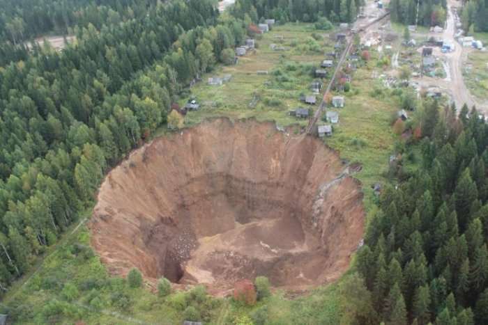 Гігантський провал під Солікамському збільшився в розмірах (6 фото)