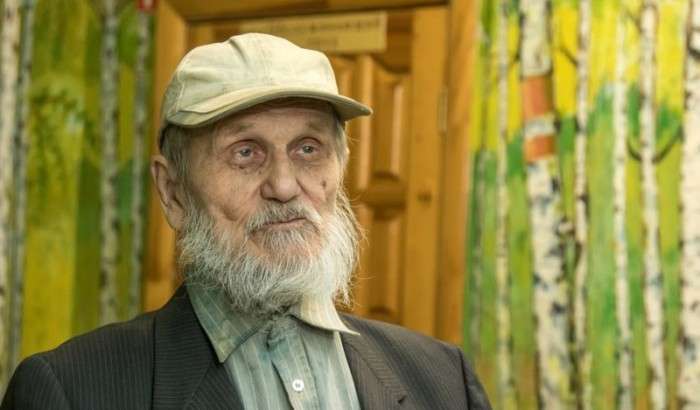 Шкільний сторож розмалював школи до початку навчального року (17 фото)