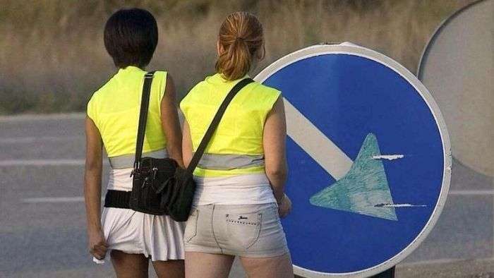 Що це за дівчата на трасі? (3 фото)