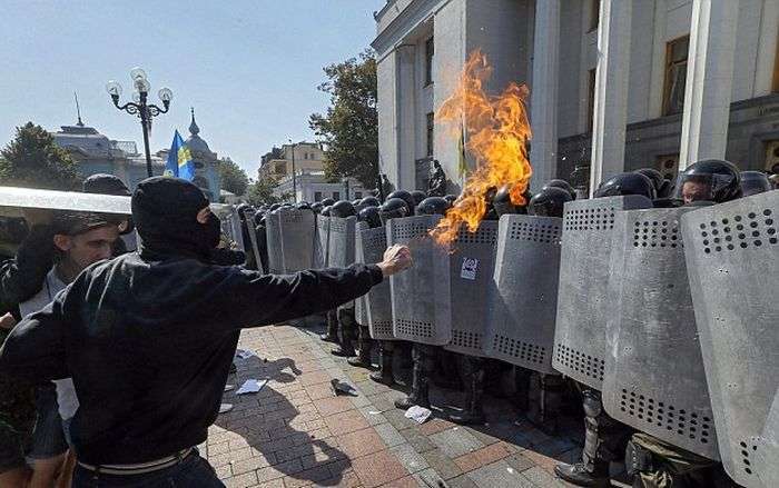 У Києві біля будівлі Верховної Ради спалахнули заворушення. Є жертви (25 фото + 3 відео)