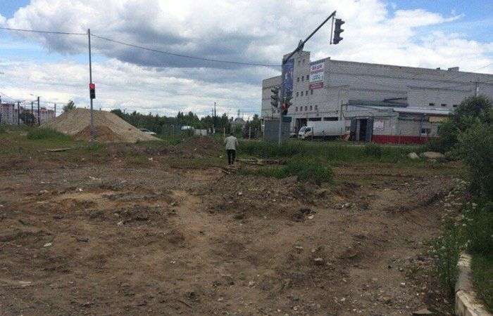 У Ярославлі на пустирі встановили світлофор (3 фото)