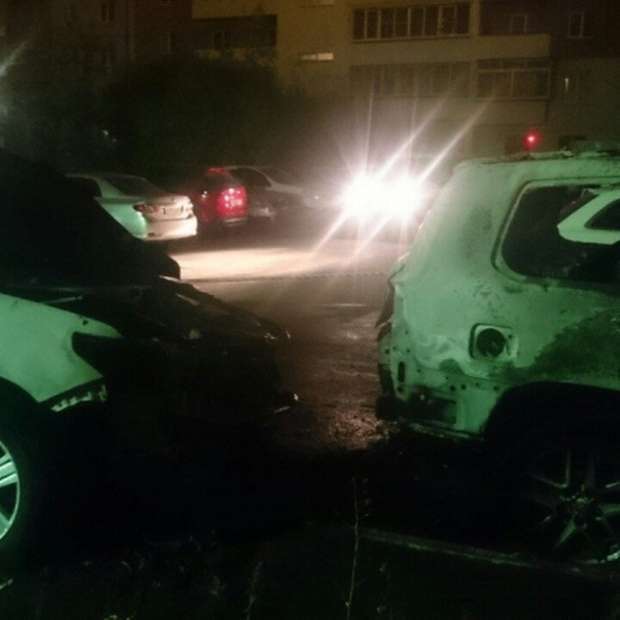 Господарі згорілих автомобілів оголосили нагороду в 500 000 рублів за інформацію палія (2 фото)
