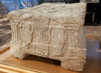 Ukiran Batu Berusia 2.000 Tahun Mengungkapkan Penggambaran Menorah yang Paling Awal Diketahui