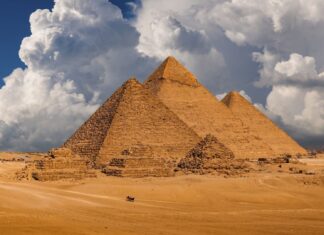 Невмираюча Міфологія Стародавніх Прибульців: Чому Ми Продовжуємо Шукати Відповіді у Зірках