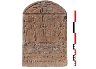 Římský císař v masce faraona: starověká stéla objevená v chrámu Karnak
