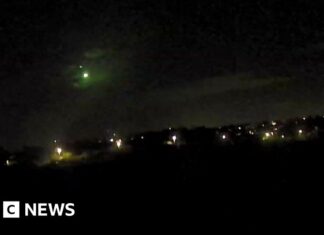 Striscia luminosa su Durham: i residenti segnalano massicci avvistamenti di meteoriti