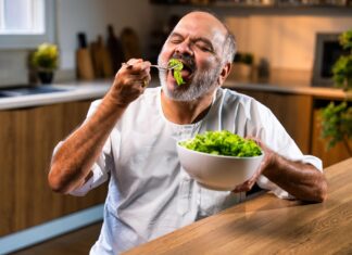 Comer mejor durante sólo cuatro semanas hace que los cuerpos mayores parezcan más jóvenes