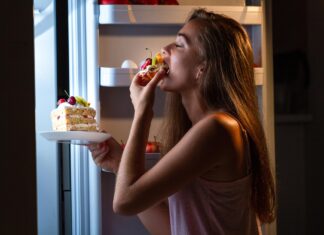 Stress-eten ‘s avonds laat kan uw risico op darmproblemen verdubbelen