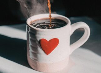 Quante tazze di caffè sono sicure? Le nuove linee guida dell’AHA sulla caffeina e sulla salute del cuore