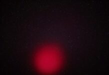 Таємниця червоного неба: чому ракети SpaceX створюють штучне північне сяйво
