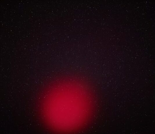 The Red Sky Mystery: Warum SpaceX-Raketen künstliche Aurora Borealis erschaffen