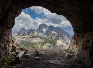 Aéroplume dirigible: exploring Grotte de la Salamandre from above