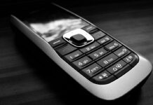 Чи справді телефони на сонячних батареях врятують планету? Або це ще один гаджет?